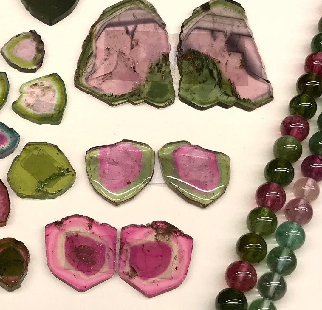 Did you know? #Tourmaline can be found in thousands colors. One is called #watermelon
To know more on #gemstones read the itw of #oliviersegura from #frenchgemmologylaboratory on #tfjp 
___________
#???? #bicolor #rainbow #gemstone #gemmology #watermelontourmaline