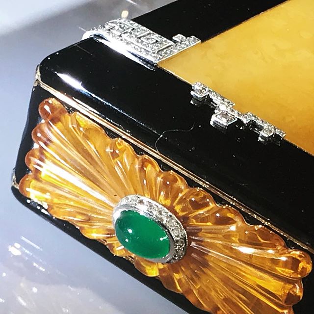 Amazing exhibition @lecolevancleefarpels starts today. It’s about #objetsprecieuxartdeco Did you know? This #nécessaire in #amber and #chrysoprase from the #twenties measures 10,5cm x 4,4cm x 2,2cm Inside : a #mirror, a #cigaretteholder and a #matchbox
__________
???? @vintagejewelboy #vancleefarpels #chinoiseries #uneautreepoque