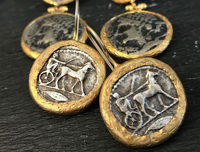 #coins by @dearcharlotteparis at less than €200 Well done ! ????
__________
#coins #accessiblejewelry #dearcharlotte #dormeuse #antiquity #antiquestylejewelry @217rp