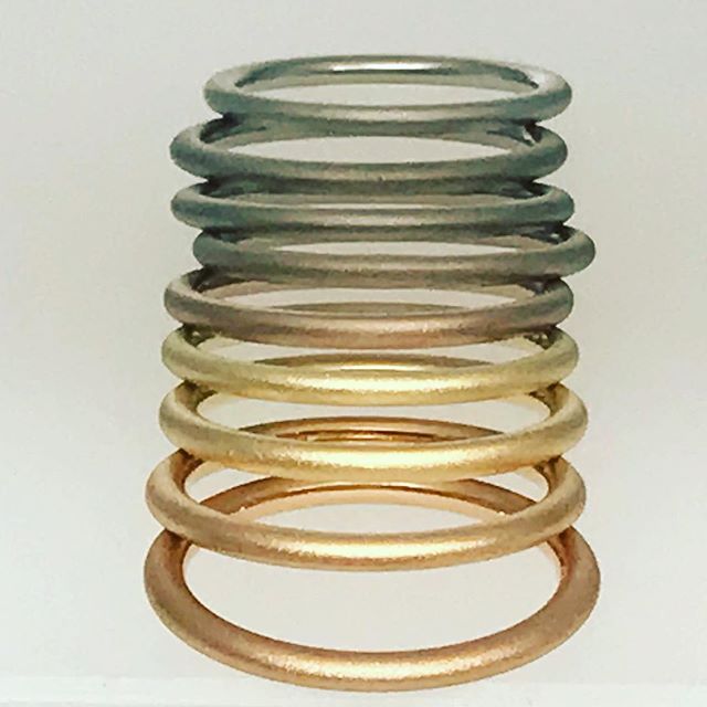 ???????? @Niessing Did you know? This #germanjeweler specialized in #weddingband and #alloy has 40 shades of gold from yellow to green, #rosewood #ivory Only available in France @galerie_elsavanier 
_________
#jewelrygeek #40shadesofgold #vreden #germany???????? #germanjewelry #engagementring #greengold #rosegold #lessismore