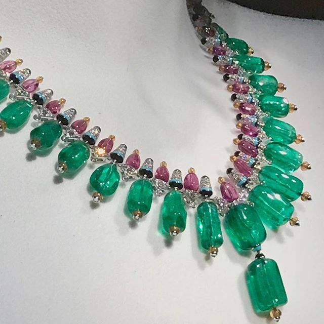 @cartier #coloratura #highjewelrycollection #masterpiece Did you know ? It is inspired by the connections between local traditions. This necklace by #eastern #pleatedskirt 
__________
#cartier #emeralds #spinel #pfw18 #tfjpmedias @etiennecruset