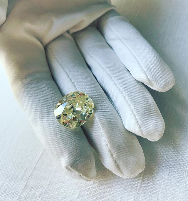 The #eurekadiamond is in town @debeersofficial Did you know? It’s the first diamond discovered in South Africa in 1867. By a #shepherd boy. Led to the Kimberley Diamond Rush. 
_________
#historicaldiamonds #tfjpdiary #debeers #yellowdiamond #pfw18 #backtotheorigins #fromearth #jewelrylover #myjewelryweek @bijoux_marie ???????? @fdelage @louisekahrmann @anaellegauchard @sidoniedegove #myownprivatemoment #whyilovemyjob #thatkindofexperience
