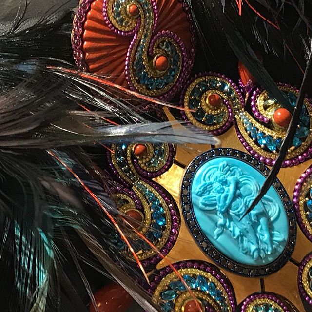 @Chopard necklace in #feathers by @nellysaulnier #jasper #turquoise #cameo Its about #goodandevil and #craftmanship 
_________
#metiersdart @mugreh #masterpiece #redcarpet