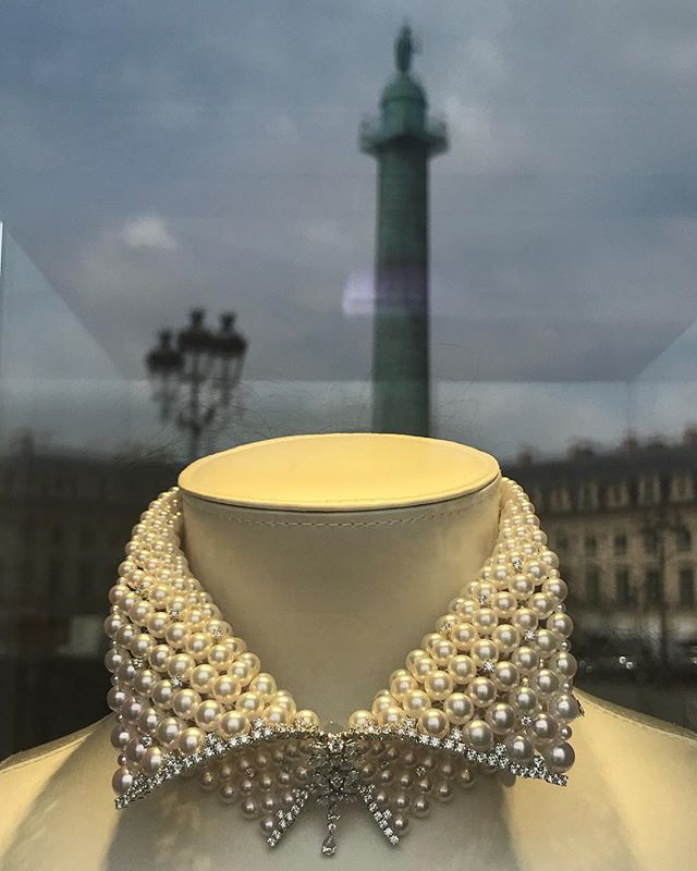 @official_mikimoto the inventor of #culturedpearls in the early 1900
_________
#pfw #collarnecklace #japanesejewelry #toba #placevendôme #parishautejoaillerie #pfw #colonnevendome #onlyinparis #pariscartepostale #akoyapearls #frenchspirit #frenchtouch