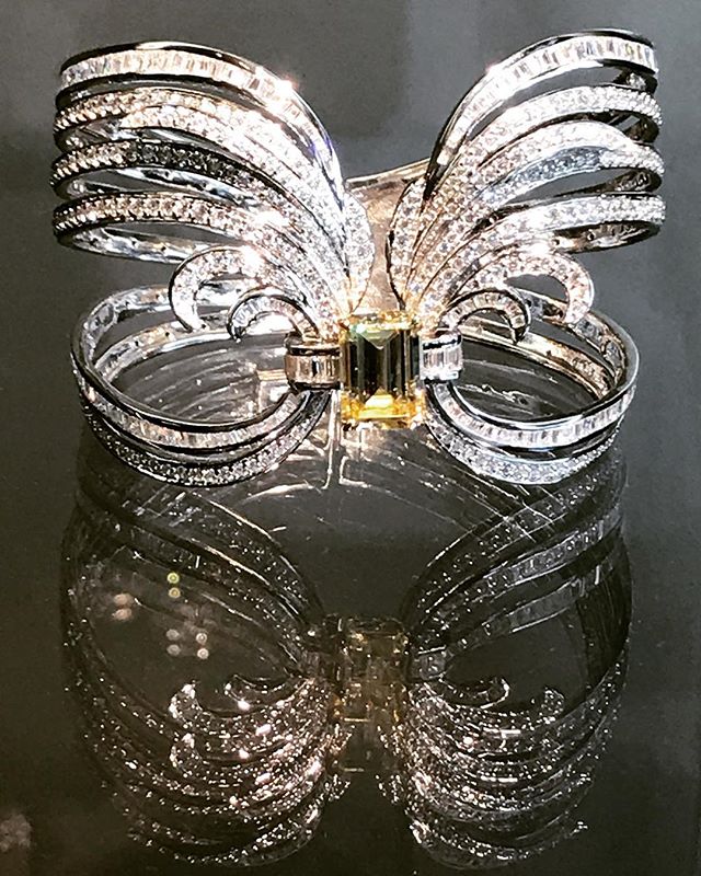 #cuffbracelet from the new stunning #artdeco collection in  burmalites by @bijouxburma Did you know? In 1976 Burma presented its #createdstones under the name of #burmalite
__________
@jordanejedwab @alexandrazarcate #mistinguett #flapper #roaring20s #wings #ruedelapaix #thinkdifferent #pfw #sustainable #sustainability @1.618paris #syntheticstones