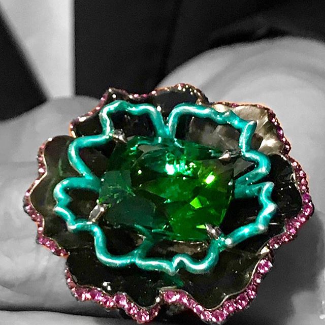 @lorenzbaumer the #fleurdenuit ring from #blackmagic collection ❤️ the #mixofcolors #greentourmaline and #lacquer 
__________
@favori_paris @eloisecoisy #pfw #parisfashionweek #placevendome #lorenzbaumer #tfjpmedias #ilovegreen