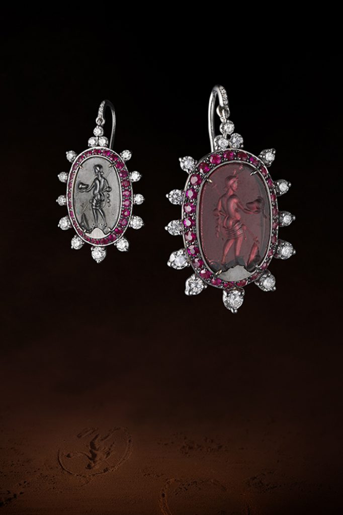 Marc Auclert - Garnet intaglio, Roman art, 1st century B.C. -1st century A.D., engraved with the representation of Venus Victrix from the back, bare and armed, with, in symmetry, its impression on oxidized silver.