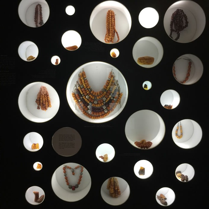 WORLD JEWELLERY MUSEUM Amber wall2
