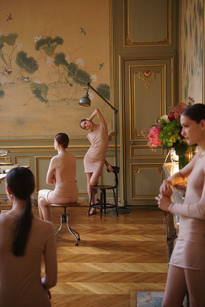 Dans les salons de l'hôtel d'Évreux, les mannequins en sous-vêtements portent les bijoux d'Ana Khouri.