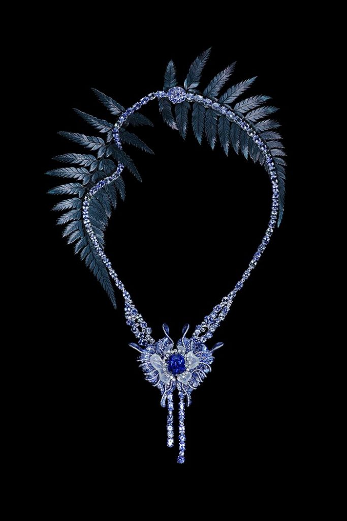 Au centre du collier "Orchidée" de Feng. J, un saphir non chauffé de 11,26 carats