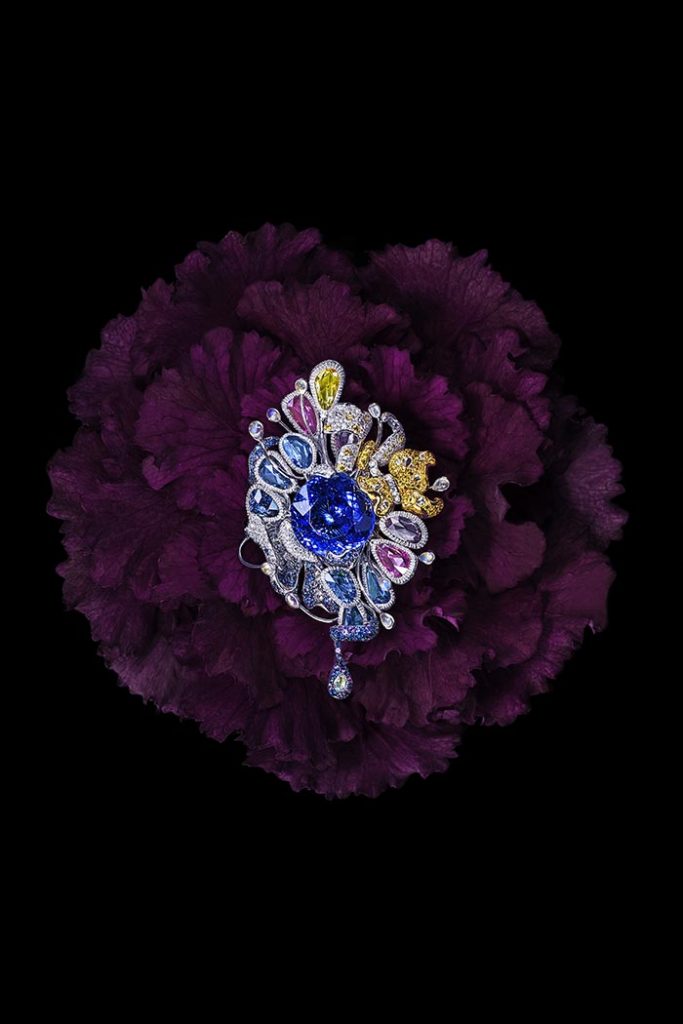 Feng. J - Broche-pendentif "Jardin des Tuileries" en ors blanc et jaune, tanzanite, saphirs et diamants