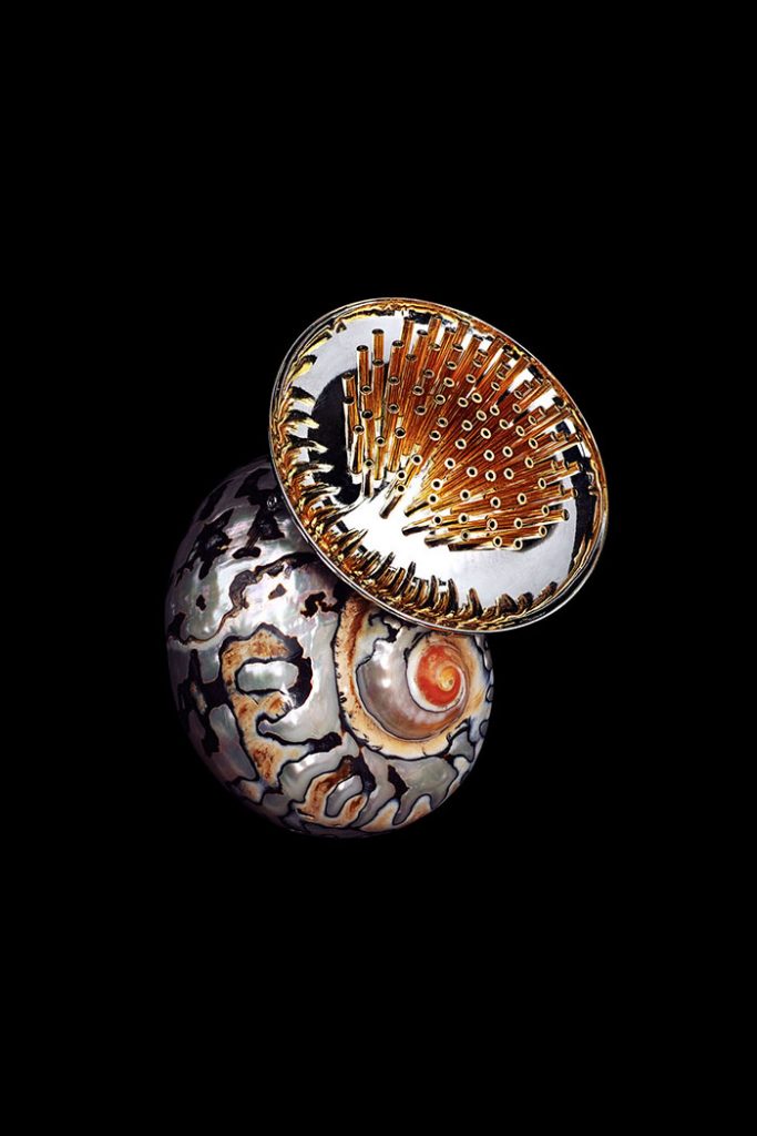 Pol Bury - Pendentif-broche en argent, orné de baguettes mobiles en or jaune