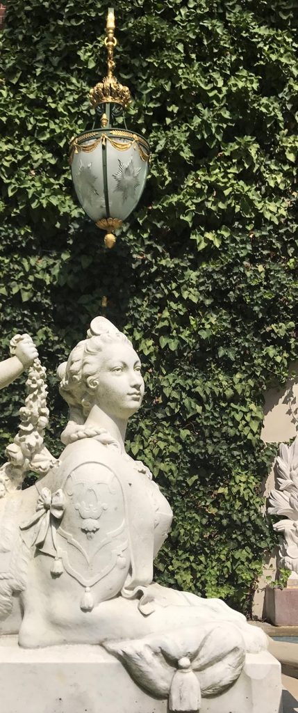 Marble sphinx in the French parterre © Sandrine Merle