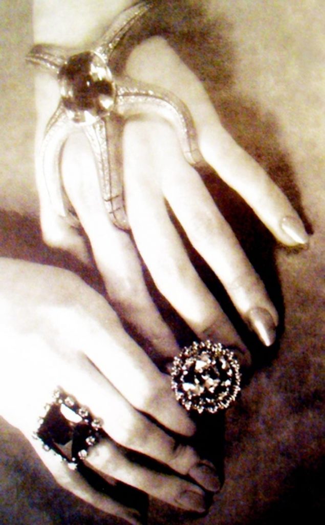 Helena Rubinstein prétendait que son bracelet figurant une étoile de mer avait appartenu à Sarah Bernhardt