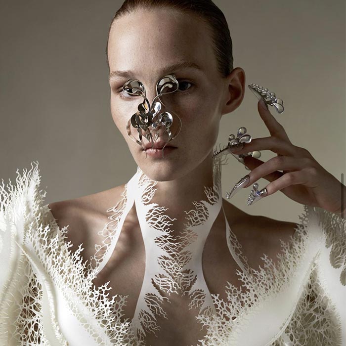 iris-van-herpen-james-merry-mise-en-avant