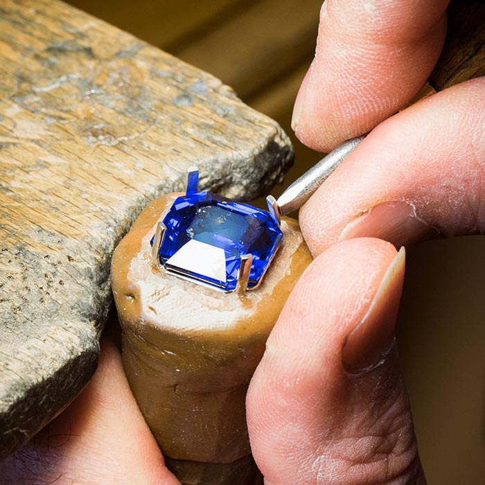van-cleef-and-arpels-french-jewelry-savoir-faire-metiers-art_Nicolas_Bos_sandrine-merle-the-french-jewelry-post