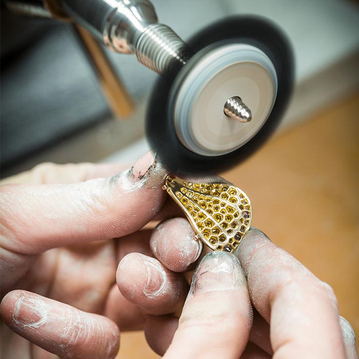 polishing-savoir-faire-metier-jewelry-sandrine-merle-the-french-jewelry-post