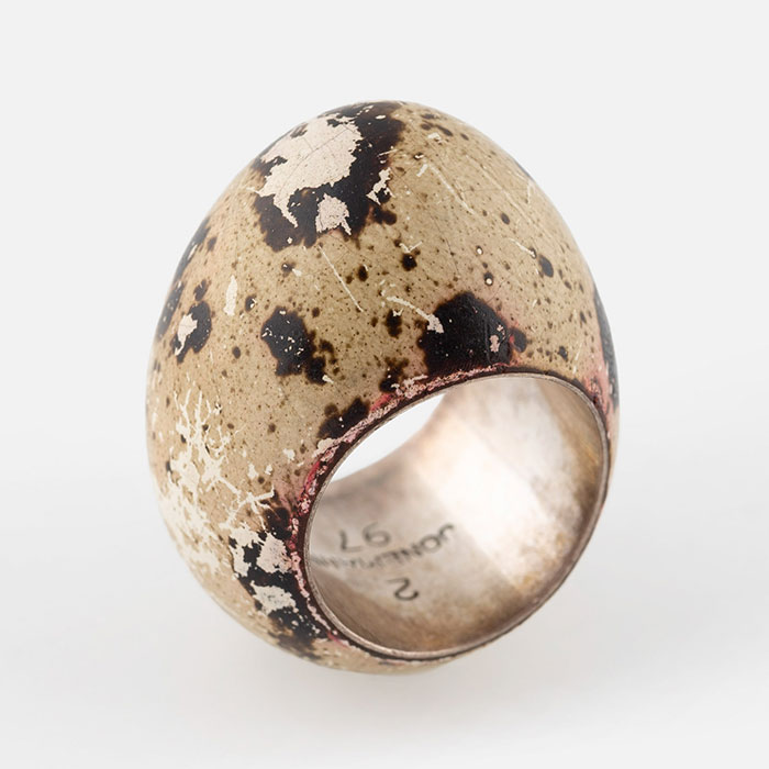 galerie-naila-de-monbrison-paris-Gilles-JONEMANN-Bague-oeuf-de-caille-argent-coquille-d-oeuf-vente-maurice-auction-sandrine-merle-the-french-jewelry-post