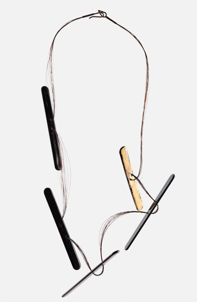 Naïla de Monbrison at Maurice Auction - Long necklace made of lacquer and horsehair, by Salomé Lippuner