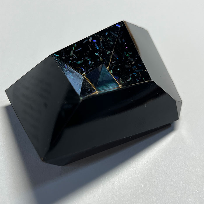 Broche en fragments d’urushi datant d'il y a 300 ans
