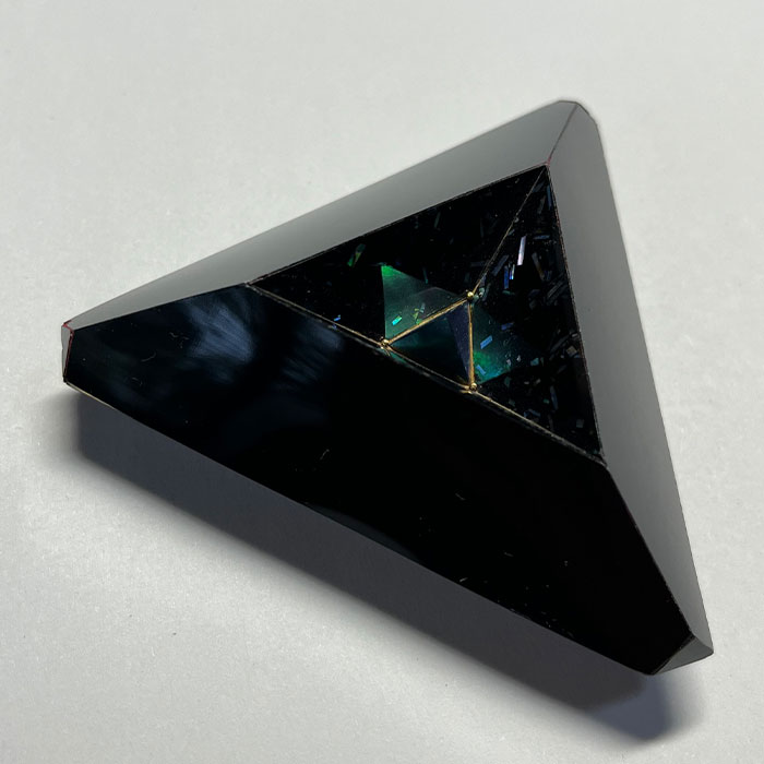 Broche « Beyond the Black Hole » enBroche en fragments d’urushi datant d'il y a 300 ans