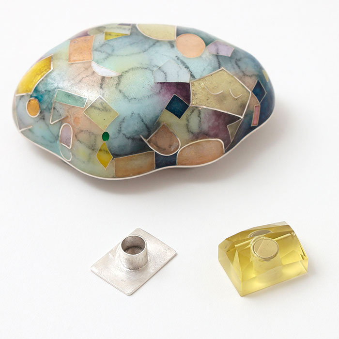 “Kumonoie” brooch by Aya Iwata, made of cloisonné enamel on fine silver