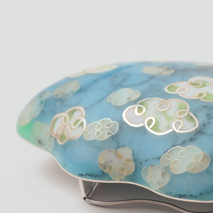 “Kumonoie” brooch by Aya Iwata, made of cloisonné enamel on fine silver