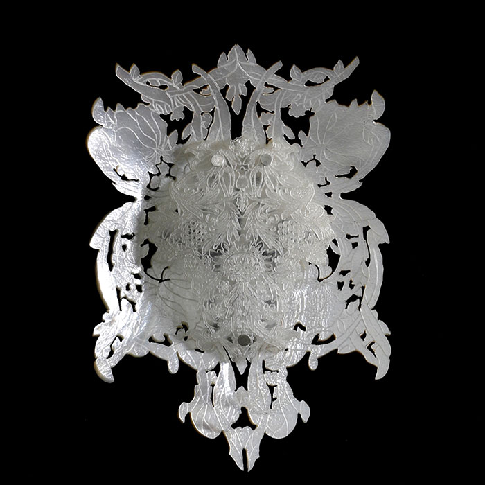 takashi-kojima-japon-murmures-et-matieres-exposition-paris-bijou-contemporain-nacre-resine-sandrine-merle-the-french-jewelry-post-grosse-image